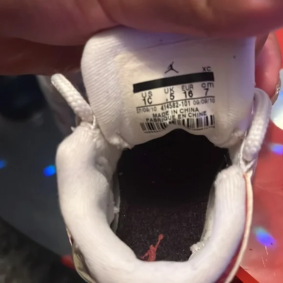 Red and white baby shoes Left side red color is peeling as shown in the pictures - Picture 5 of 7